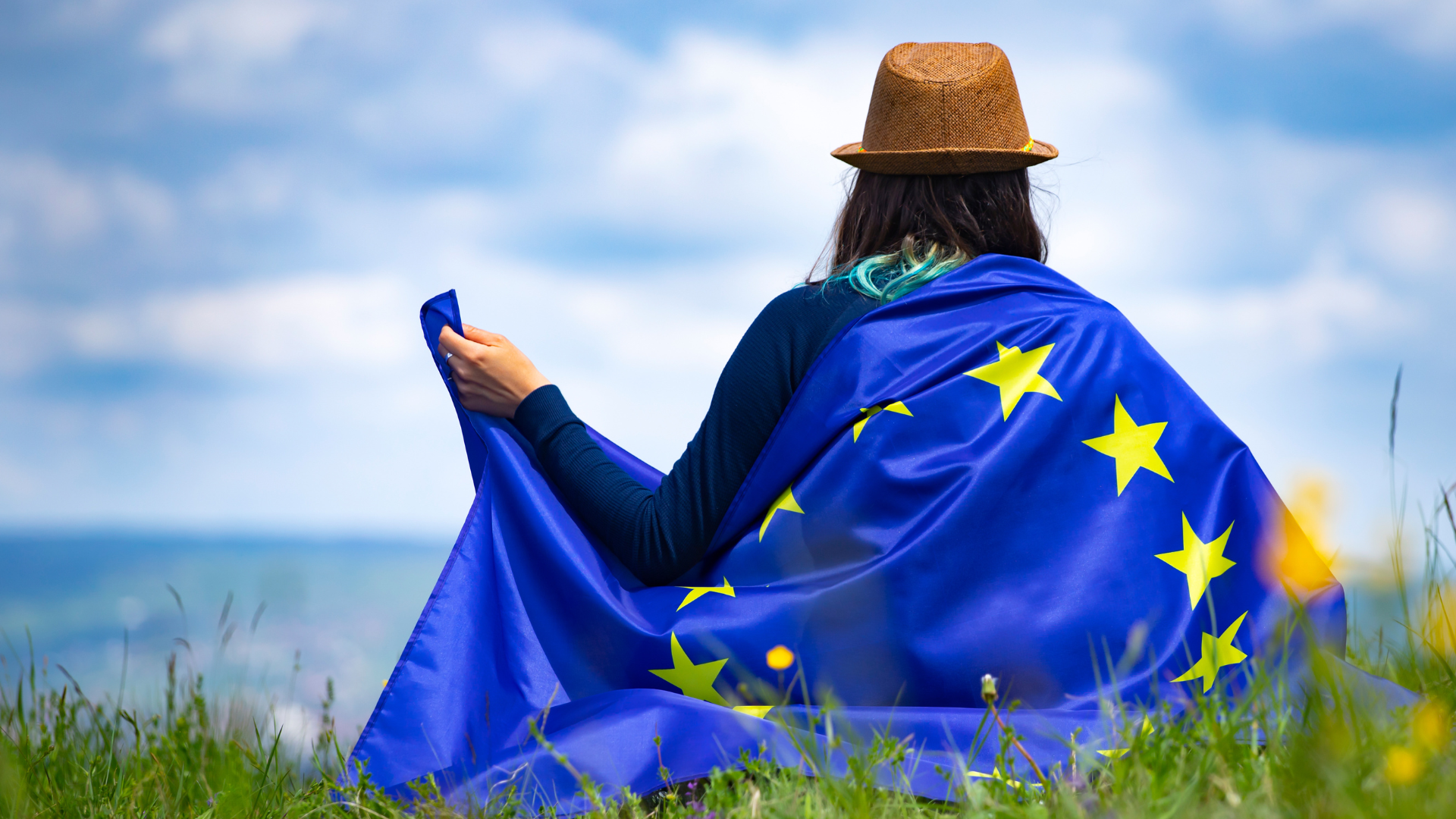 Eine Frau in eine EU-Flagge eingewickelt. 