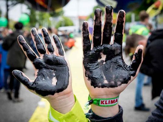 Schwarz angemalte Hände für den Kohleausstieg