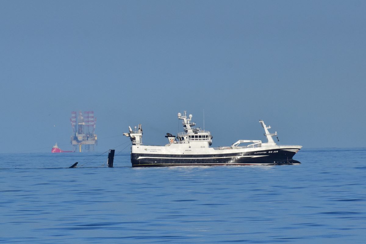 Trawler mit Grundschleppnetz auf der Doggerbank.