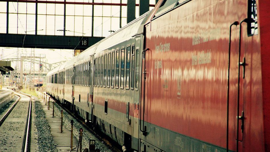 Zug im Bahnhof. Foto: motointermedia / CC0 1.0 / pixabay.com