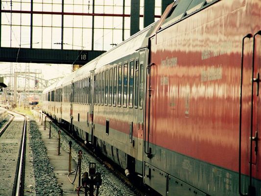 Zug im Bahnhof. Foto: motointermedia / CC0 1.0 / pixabay.com
