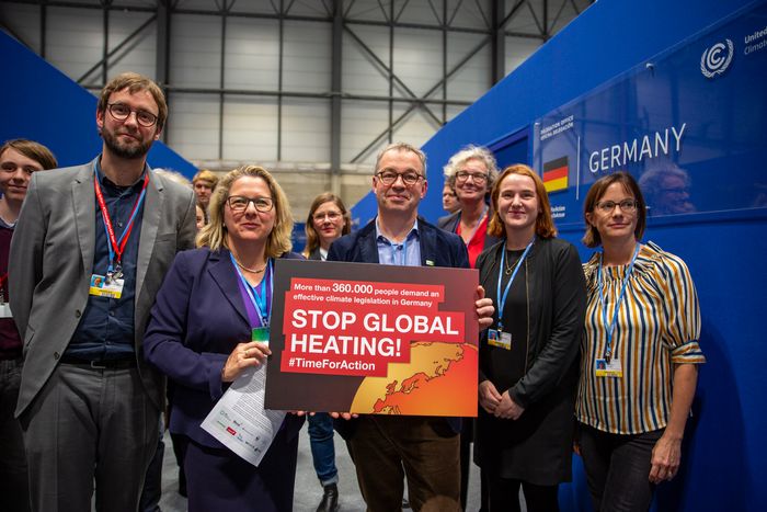 Übergabe von 360.000 Unterschriften an Svenja Schulze während der COP 25 in Madrid