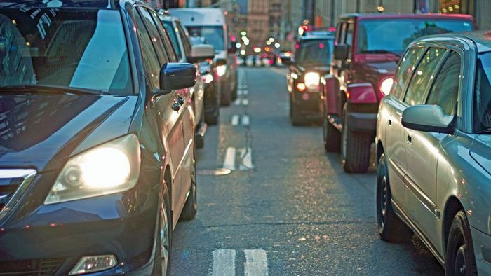 Autos stehen im Stau.