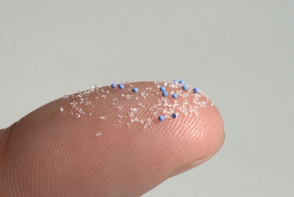 Mikroplastik aus Kosmetikprodukten auf Finger; Foto: Stephan Glinka