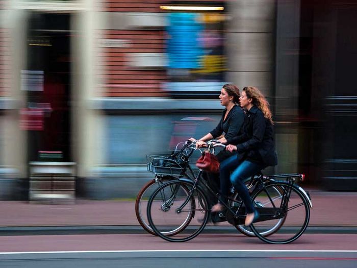 Radfahrerinnen in der Stadt