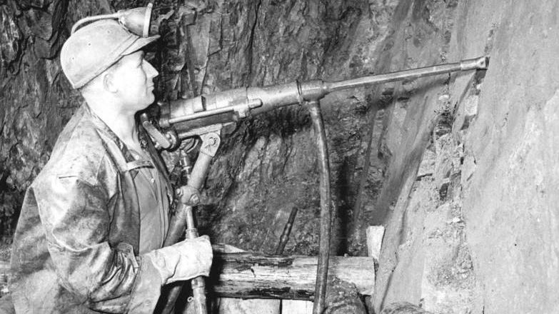 Bergarbeiter mit Bohrmaschine in der Wismut 1957; Foto: Bundesarchiv, Bild 183-50115-0001 / CC-BY-SA 3.0