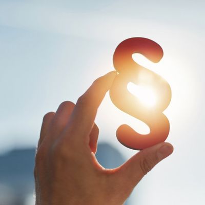 Paragrafenzeichen vor Sonne. Bild: Robert Kneschke / Shutterstock.com