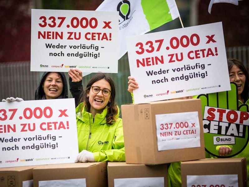 Unterschriftenübergabe gegen CETA vor dem Kanzleramt in Berlin; Foto: Jörg Farys