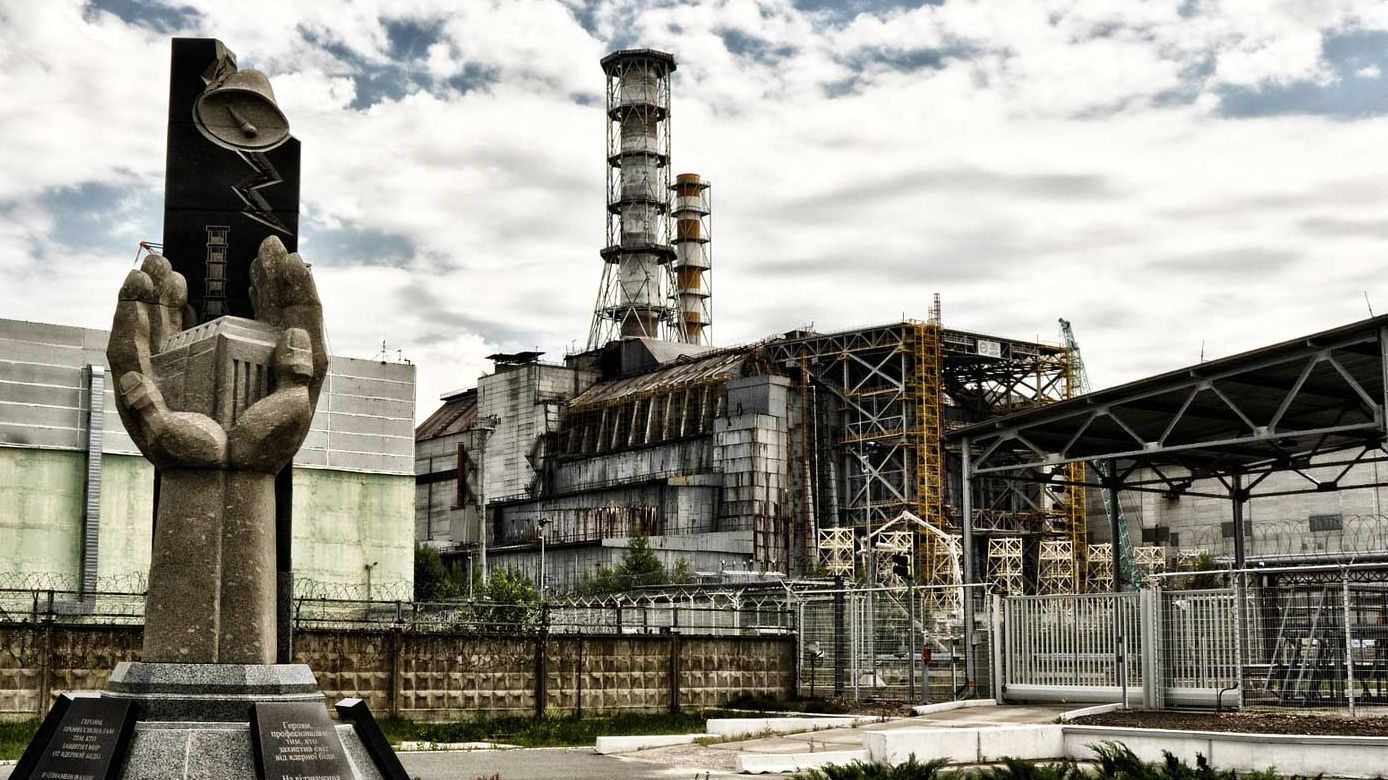 Geisterstadt Prypjat mit dem havarierten AKW Tschernobyl im Hintergrund; Foto: Amort1939 / CC0 / pixabay.de