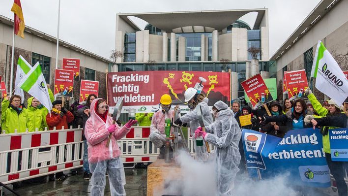 Protestaktion gegen Fracking vor dem Bundeskanzleramt, Foto: Jörg Farys / Die Projektoren