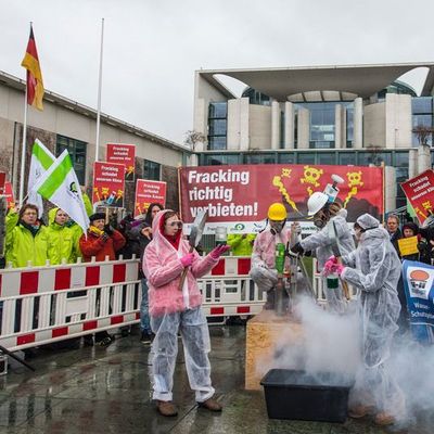 Protestaktion gegen Fracking vor dem Bundeskanzleramt, Foto: Jörg Farys / Die Projektoren