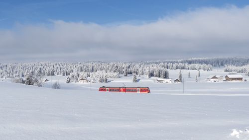 Schneelandschaft mit Bahn. Foto: adege / pixabay.com