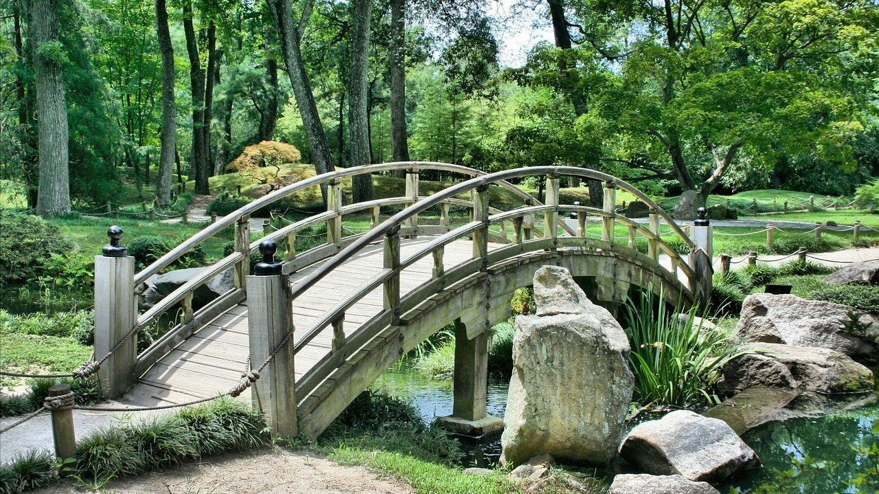 Brücke über einen Fluss in einem Park