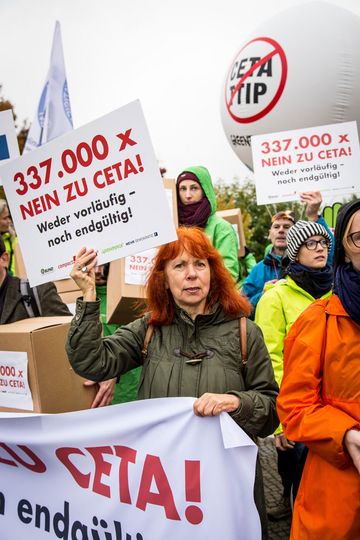 Unterschriftenübergabe gegen CETA vor dem Kanuleramt in Berlin