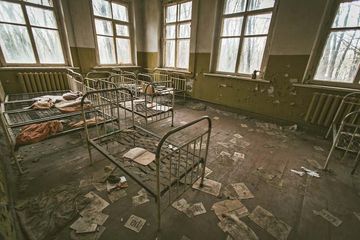 Ehemaliges Krankenhaus in der verlassenen Stadt Pripyat beim havarierten AKW Tschernobyl; Foto: Hoshino Ai / unsplash.com