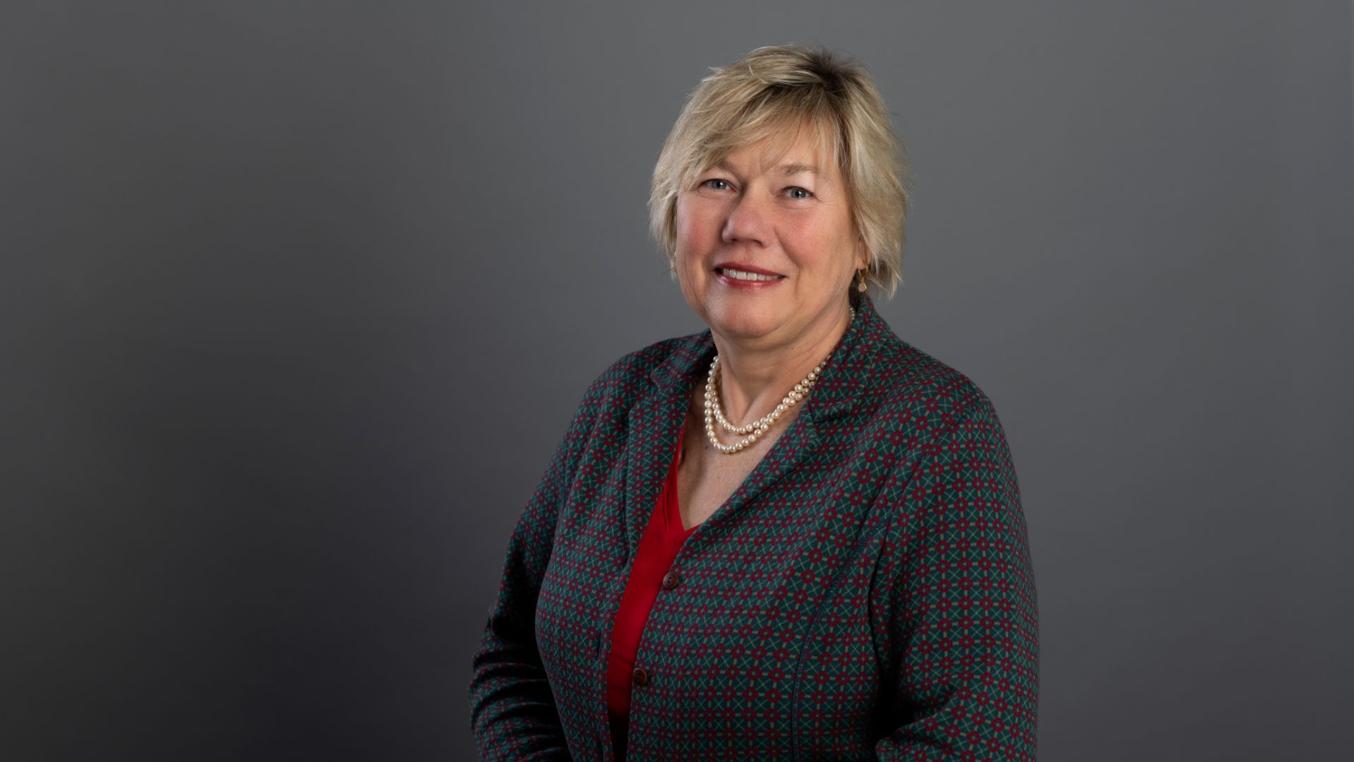 Sylvia Pilarsky-Grosch schaut in die Kamera und lächelt.