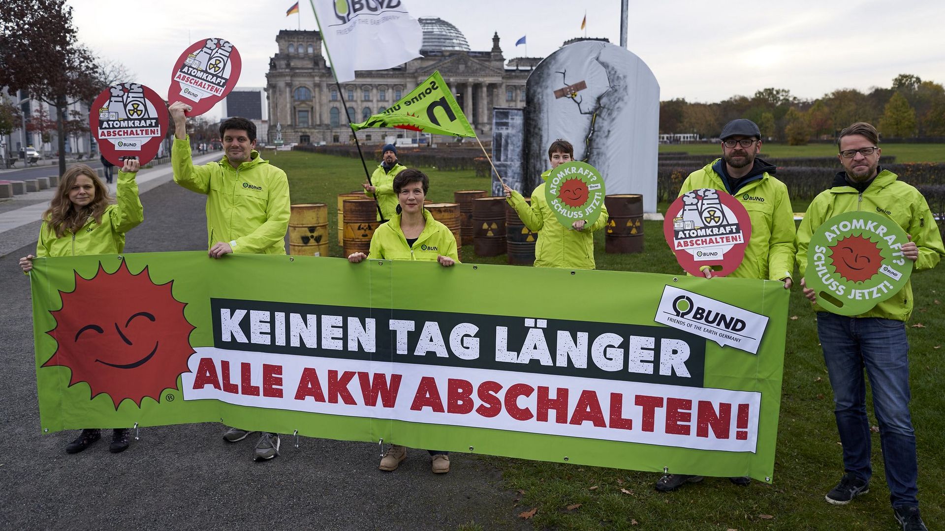 BUND-Mitarbeiter demonstrieren vor dem Reichstag gegen Atomkraftwerke.