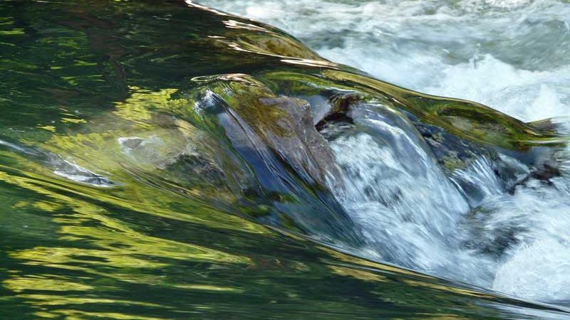 In vielen Gewässern finden sich gefährliche Mikroschadstoffe; Foto: Hans / CC0 / pixabay.com