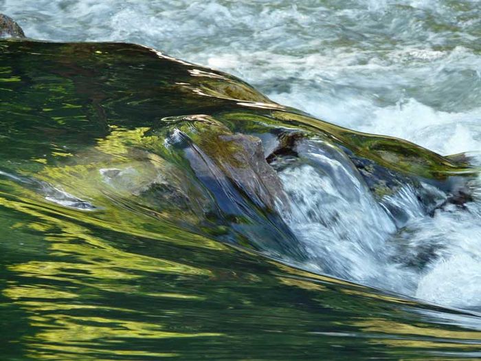 In vielen Gewässern finden sich gefährliche Mikroschadstoffe; Foto: Hans / CC0 / pixabay.com