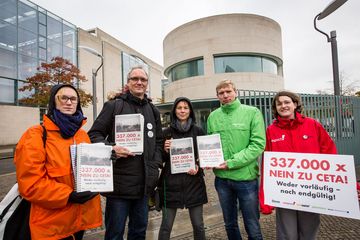 Unterschriftenübergabe gegen CETA vor dem Kanzleramt in Berlin