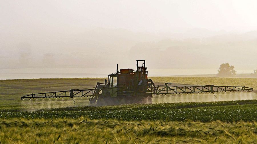 Pestizide auf dem Acker. Foto: hpgruesen / CC0 1.0 / pixabay.com