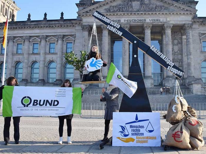 Aktion zum Kampagnenstart der EU-weiten Kampagne "Menschenrechte schützen - Konzernklagen stoppen!" vor dem Deutschen Bundestag. Foto: Uwe Hiksch