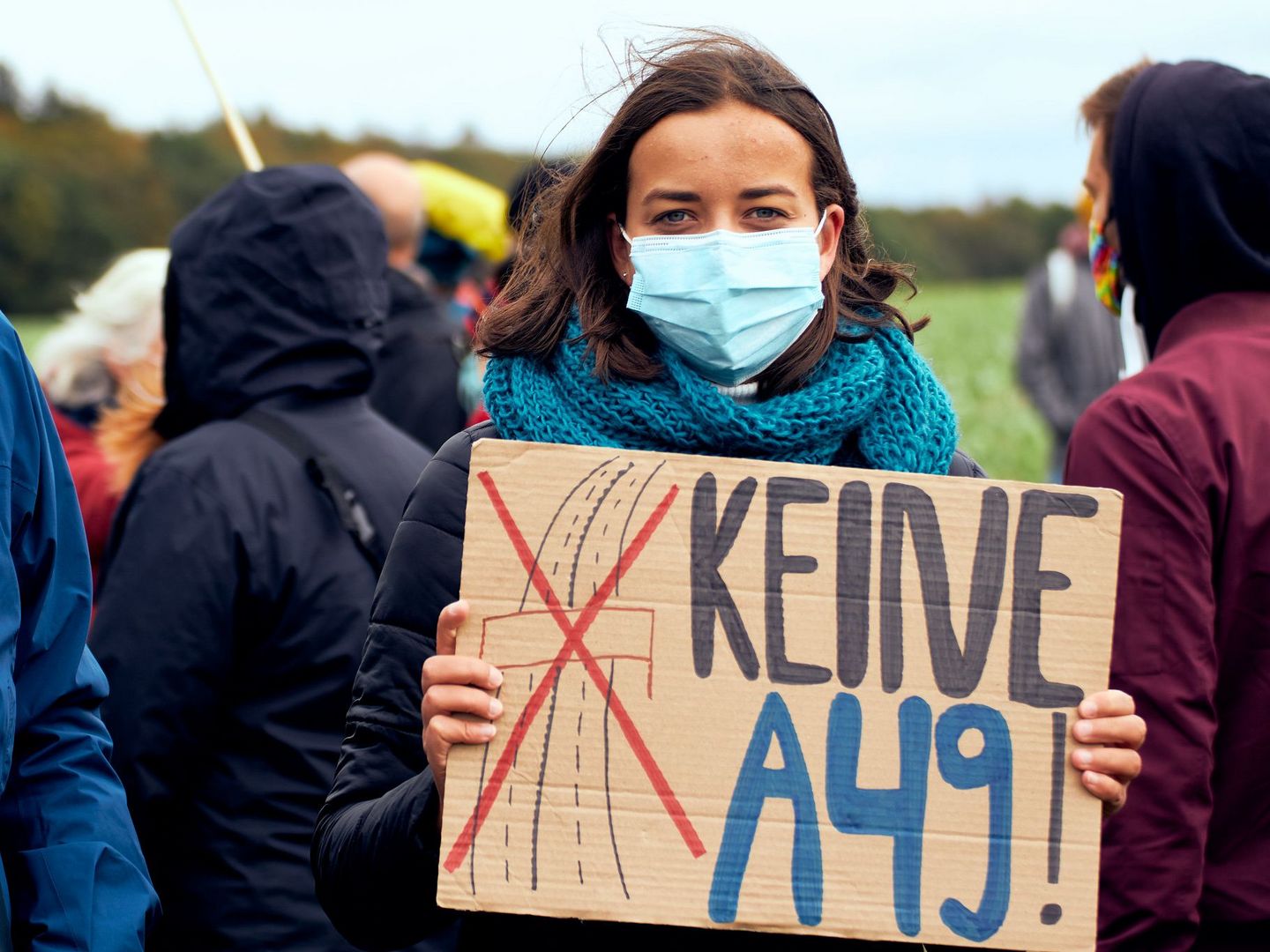 Demonstrantin mit Schild gegen des Ausbau der A 49