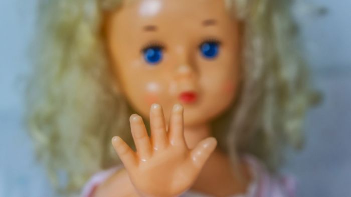 Eine Puppe mit ausgestreckter Hand