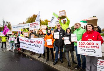 Unterschriftenübergabe gegen CETA vor dem Kanzleramt in Berlin