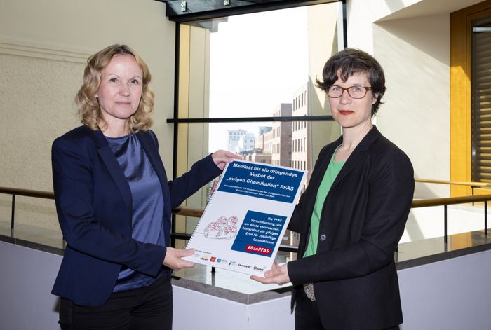 BUND-Geschäftsführerin Antje von Broock übergibt Umweltministerin Steffi Lemke das PFAS-Manifest.