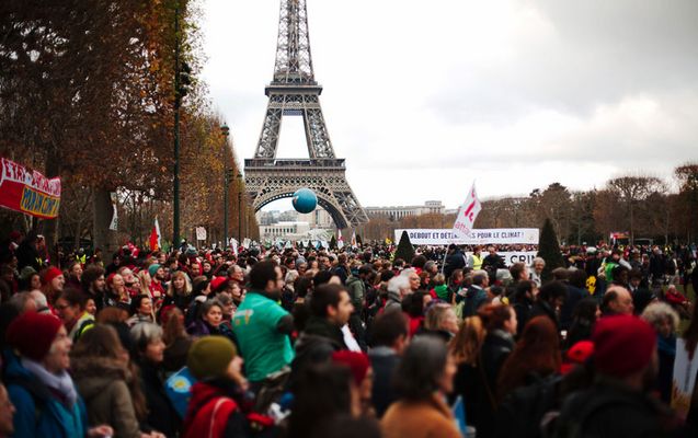 Demonstration auf der COP21 in Paris 2015; Foto: Luka Tomac / CC BY-NC-ND 2.0 / FoEI