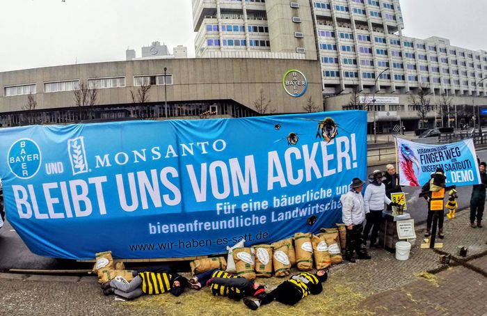 Bayer und Monsanto, bleibt uns vom Acker! Foto: wir-haben-es-satt.de