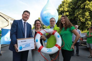 Unterschriftenübergabe "Rette unser Wasser!" zur Umweltministerkonferenz in Bremen