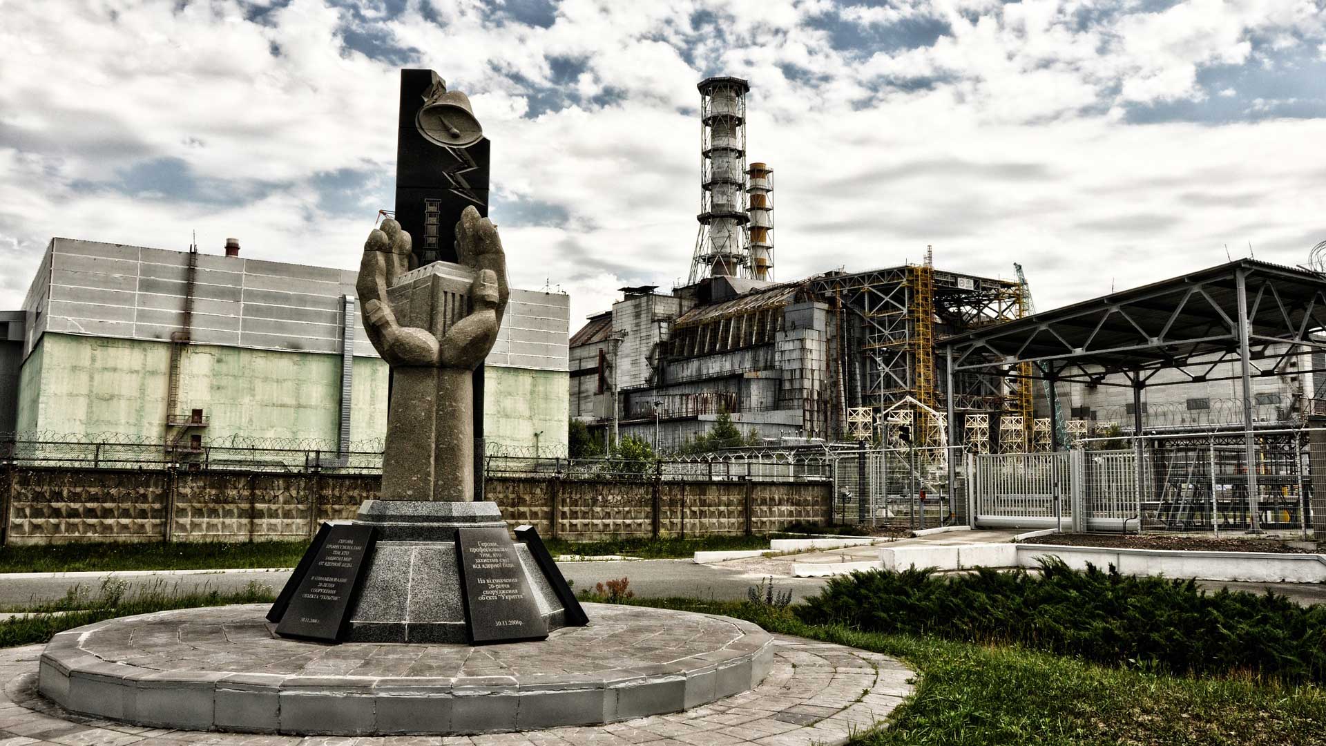 Geisterstadt Prypjat mit dem havarierten AKW Tschernobyl im Hintergrund; Foto: Amort1939 / CC0 / pixabay.de