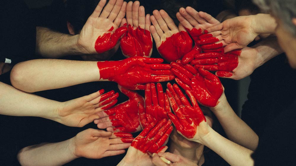 Hände mit Herz. Foto: Tim Marshall / unsplash.com