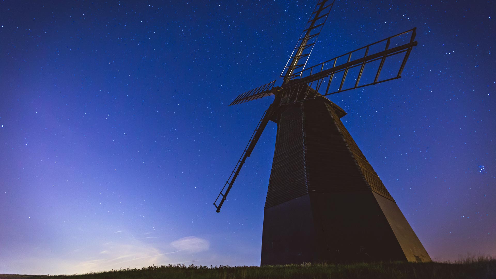 Alte Windmühle bei Nacht; Foto: Jake Hills / unsplash.com