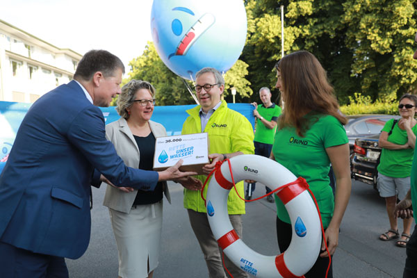 Unterschriftenübergabe "Rette unser Wasser!" zur Umweltministerkonferenz in Bremen.