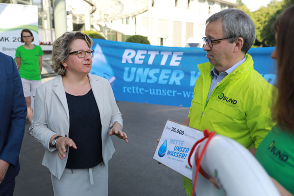 Unterschriftenübergabe "Rette unser Wasser!" zur Umweltministerkonferenz in Bremen. 