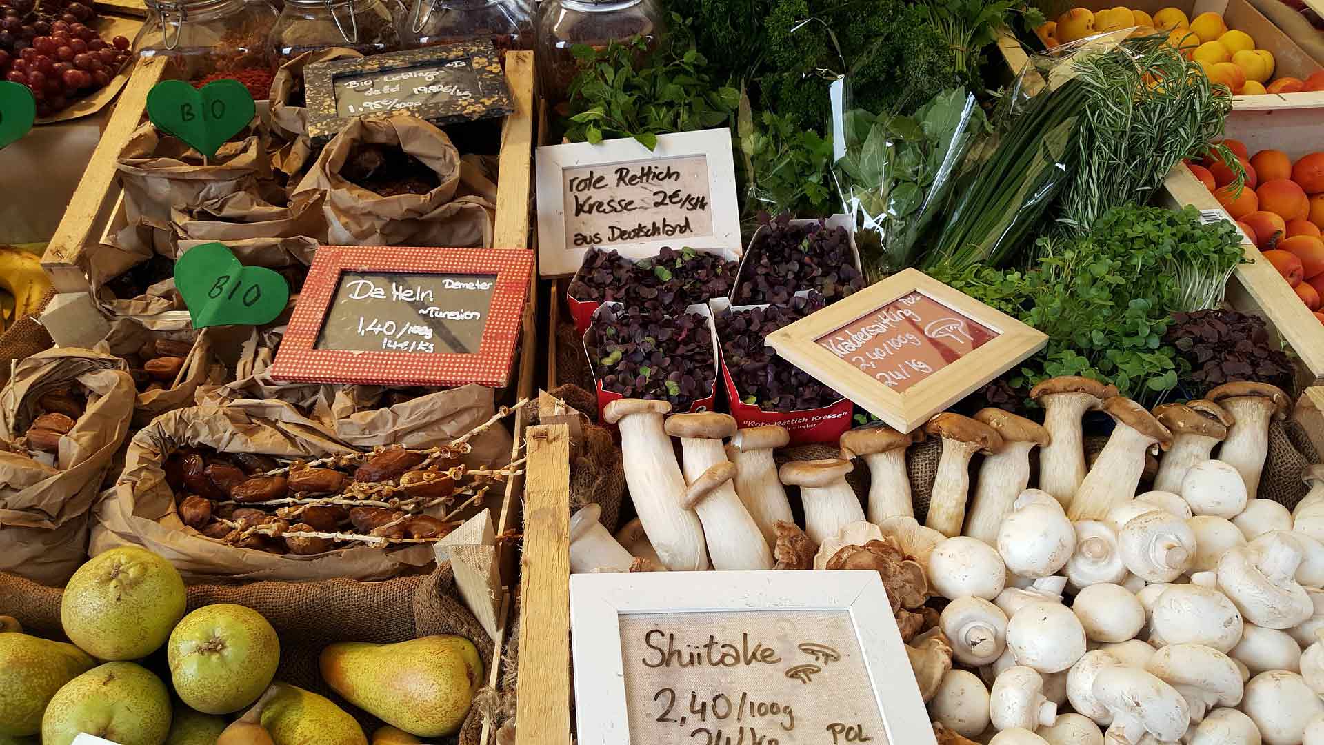 Bio-Lebensmittel auf einem Wochenmarkt.