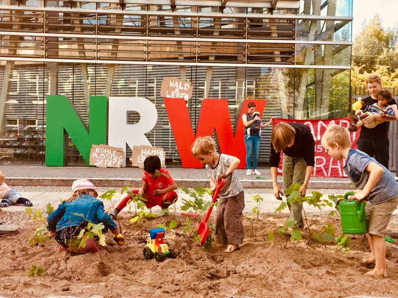 Kinder pflanzen 50 Bäume vor der Landesvertretung NRW gegen die Rodung des Hambacher Waldes