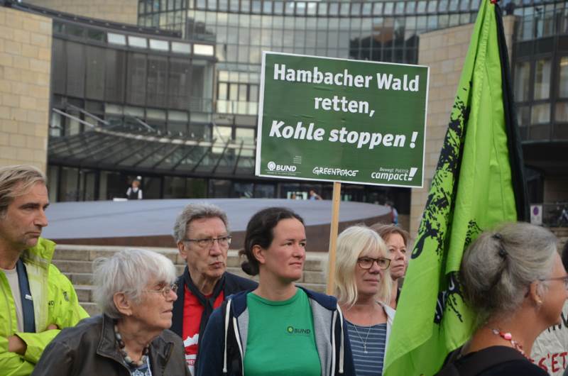 Übergabe der Unterschriften für den Hambacher Wald