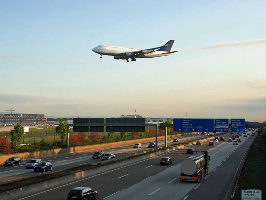 Flug- und Autoverkehr; Foto: Andreas Weber / iStock.com