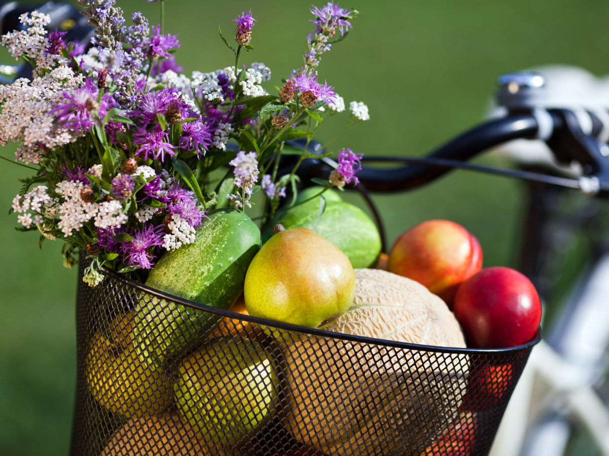 Ein Fahrradkorb mit Lebensmitteln gefüllt. 