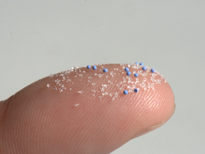 Finger mit Mikroplastikpartikeln; Foto: Stephan Glinka / BUND