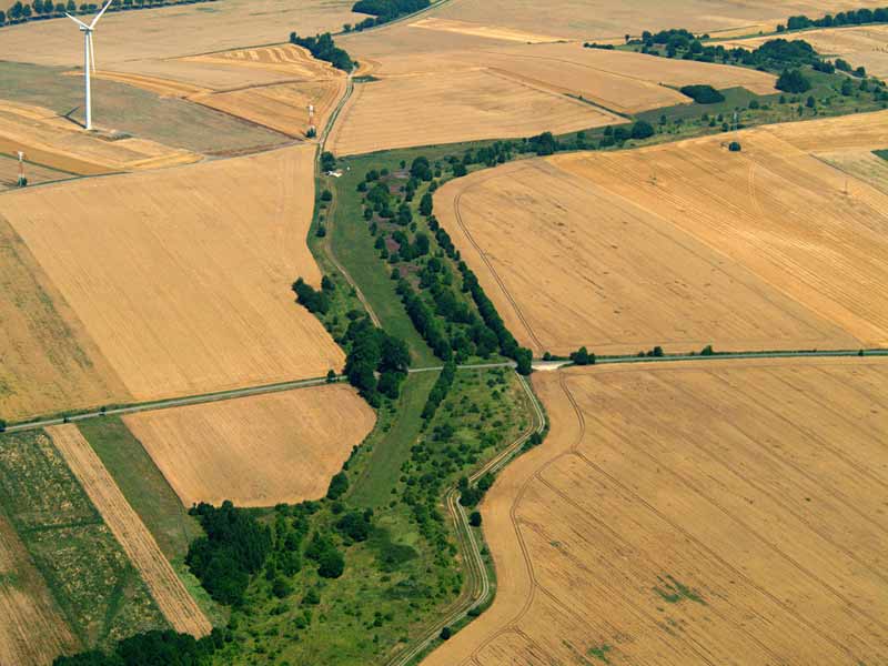 Luftbild von der ehemaligen Grenze zwischen den beiden deutschen Staaten bei Mackenrode im Landkreis Nordhausen. Foto: Klaus Leidorf