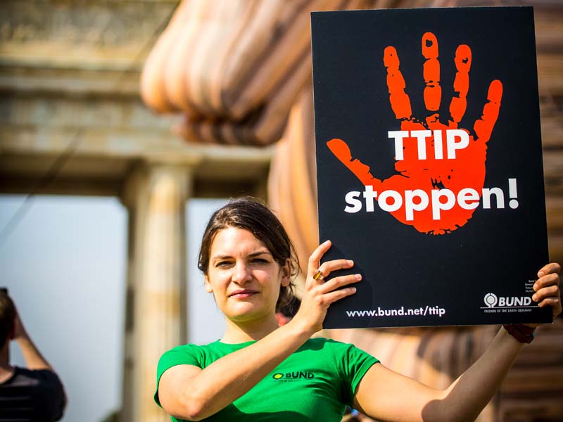 TTIP-Aktion mit trojanischem Pferd; Foto: Jörg Farys