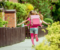 Mädchen auf dem Weg zur Schule; Foto: VYCHEGZHANINA / iStock.com 