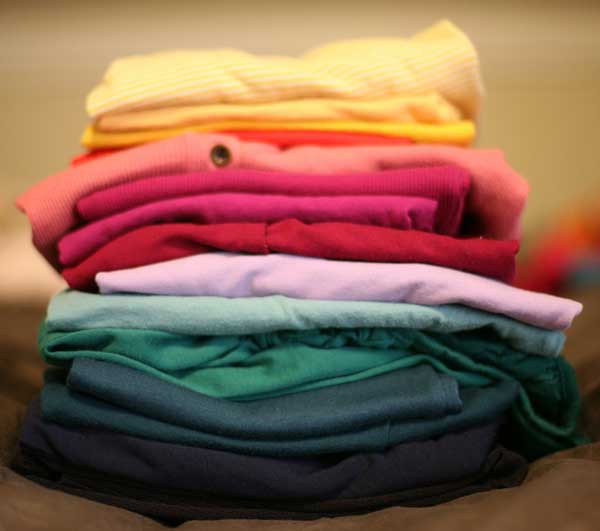 Gestapelte Shirts; Foto: Alison Krejci / CC0 / pixabay.com