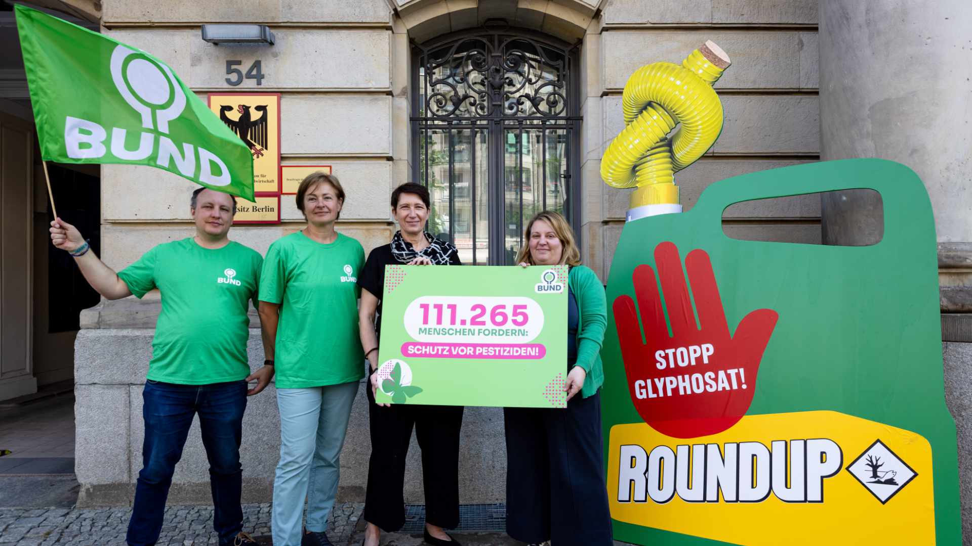 Wir haben über 100.000 Unterschriften gegen Pestizide an Staatssekretärin Silvia Bender übergeben. Foto: Jörg Farys / BUND