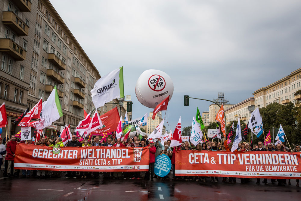 Großdemonstrationen gegen CETA und TTIP in Berlin - Blick auf das Frontbanner 